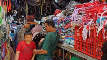 Penjual Perlengkapan Sekolah di Lamongan Panen Cuan Tahun Ajaran Baru