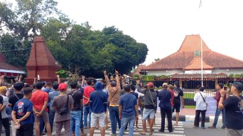 Puluhan Tahun Jalan Rusak, Ratusan Warga Demo di Pendapa Trenggalek