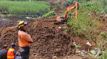 Petugas Tambah Alat Berat, Lanjutkan Pencarian Korban Tanah Longsor di Blitar