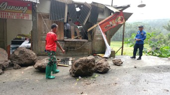 Warung Bakso di Trenggalek Tertimpa Batu Longsor