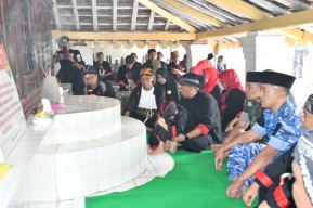 Kang Giri Ziarah ke Makam Leluhur di Ponorogo Jelang 1 Suro