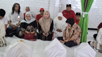 Risma Ziarah Sunan Bungkul Jelang Daftar ke KPU sebagai Cagub Jatim 2024
