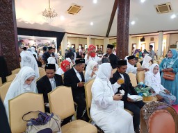 Istri Bupati Lamongan Ngunduh Mantu 27 Pasangan Pengantin