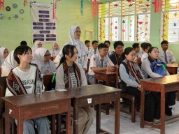 5 Pelajar Jepang Belajar di MAN 1 Lamongan, Upacara HUT RI sebelum Pulang