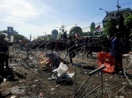 Aksi Kawal Putusan MK di DPRD Jatim Surabaya Ricuh: Botol Beterbangan