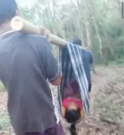 Warga Jember Tandu Anak Selandia yang Sakit, Medan Jalan Sulit