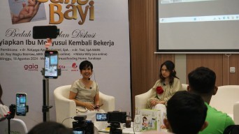 Lewat Buku Sang Bayi, Mom Uung dan dr Tiwi Bedah Panduan Menyusui