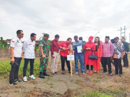 Bupati Jember Serahkan Ratusan SHM Program Land Consolidation
