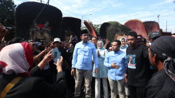 Puluhan Dadak Merak Antar Ipong dan Luhur Daftar Cabup-Cawabup di KPU Ponorogo