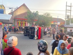 Mobil Damkar Pemkot Blitar Terguling saat Menuju Lokasi Kebakaran