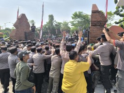 Mahasiswa di Bangkalan Demo Kantor DPRD, Tuntut Pembatalan Revisi UU Pilkada