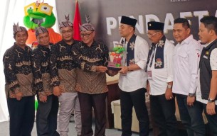 Eri Cahyadi - Armuji Resmi Daftar di KPU Surabaya, Siap Lawan Kotak Kosong