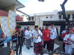 Daftar ke KPU Jember, Hendy - Gus Firjaun Nyanyi Tanduk Majeng