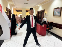 Dilantik Anggota DPRD Surabaya, Pria Ini Selebrasi ala Christiano Ronaldo