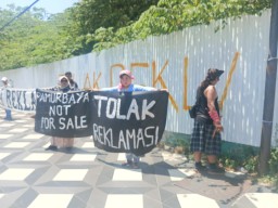 Demo Tolak Proyek Surabaya Waterfront Land Mengiringi Pelantikan DPRD