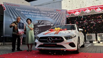 53 Tahun jadi Nasabah Panin Bank, Iswarini Raih Doorprize Mercedes Benz