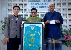 Maya Indri bersama Allegiant Lelang Jersey Matchworn, Donasi untuk Ponpes