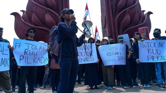 FOTO: Aksi Surabaya Kawal Putusan MK di Tugu Pahlawan