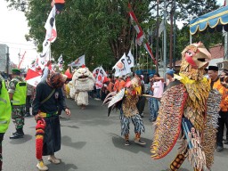 Kesenian Tradisional Iringi Pendaftaran Gus Fawait - Djoko ke KPU Jember