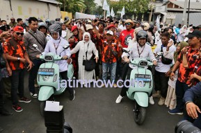 FOTO: Khofifah - Emil Daftar Cagub Jatim 2024 Diiringi Pawai Budaya