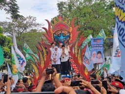 Khofifah - Emil Daftar ke KPU Jatim Dikawal 15 Parpol Pengusung