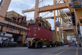 Arus di Terminal Petikemas Surabaya Meroket 10,11 Persen pada Juli 2024