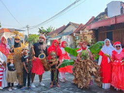 Uniknya Kostum Warga Kedungcangring Sidoarjo saat Upacara HUT ke-79 RI