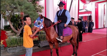 Anggota Baru DPRD Kota Kediri Tunggangi Kuda Menuju Pelantikan