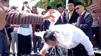 Mahasiswa Demo dan Lantik Ulang DPRD Trenggalek dengan Air Kembang