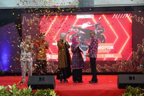 Mbak Dewi Berikan Apresiasi Puluhan Wajib Pajak di Kediri