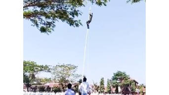 Viral, Aksi Heroik Babinsa di Bojonegoro Panjat Tiang Bendera saat Upacara