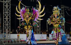 Karung Pupuk Bekas Tampil Memukau di Jember Fashion Carnaval 2024