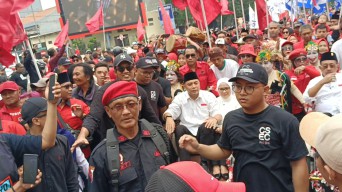 Eri - Armuji Daftar ke KPU Surabaya Naik Becak Dikawal Bantengan