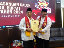 Jadi Pendaftar Pertama, Pasangan Mardinoto Gelar Metri di Kantor KPU Tulungagung