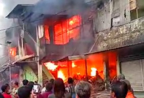 Kebakaran Pasar Tingkat Krian Sidoarjo, hingga Kini Belum Padam