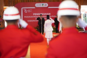 Mas Dhito Kukuhkan 75 Anggota Paskibraka Kabupaten Kediri 2024