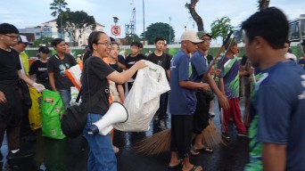 Penonton JFC Puluhan Ribu, Pelajar di Jember Keliling Bawa Karung Sampah