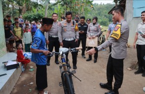 Pemprov Jatim Beri Bantuan Pelajar di Jember yang Lari 5 Km Berangkat Sekolah