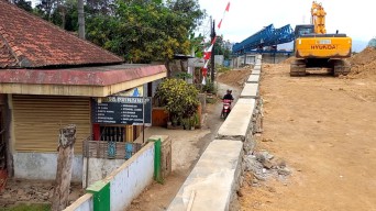 Ekonomi Warga Bendorejo Lumpuh akibat Pembangunan Jembatan Nglembu Trenggalek