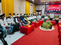 Ribuan Pendukung Antarkan Slamet Junaidi-Ra Mahfud Daftar ke KPU Sampang