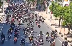 Massa Oknum Perguruan Silat Konvoi di Jalan Kota Surabaya, 13 Orang Diamankan