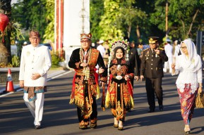 Pakai Baju Adat Osing saat Upacara HUT ke-79 RI, Pj Gubernur Jatim: Eksentrik dan Beda
