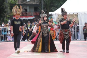 Pj Wali Kota Iwan Kurniawan Apresiasi Kreativitas Malang Flower Carnival 2024