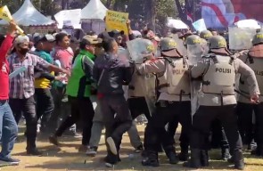 Massa Unjuk Rasa Bentrok Lawan Polisi di Alun-Alun Bojonegoro