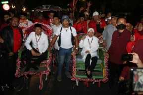 FOTO: Risma - Gus Hans Daftar Cagub di Kantor KPU Jatim