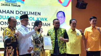 Golkar Serahkan 27 B1KWK ke Pasangan Bacakada di Jatim, Berikut Daftarnya