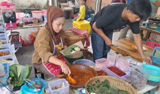 Nikmat Pedasnya Sego Sambel Ikan Asap Lamongan, Bikin Ketagihan