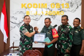 Babinsa Bojonegoro yang Viral Panjat Tiang Bendera Dapat Penghargaan dari Dandim