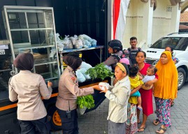 Mobil Polwan Bawa Sayur Diserbu Emak-emak di Sidoarjo