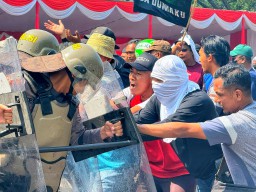 Massa Anarkis Bentrok dengan Aparat Kepolisian di Parkir Timur GOR Sidoarjo